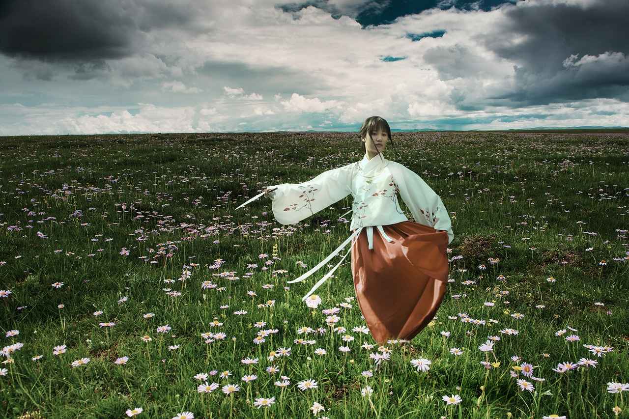 Exploring the Different Types of Kimonos: Which One is Right for You? 3 Choosing the Right Fabric