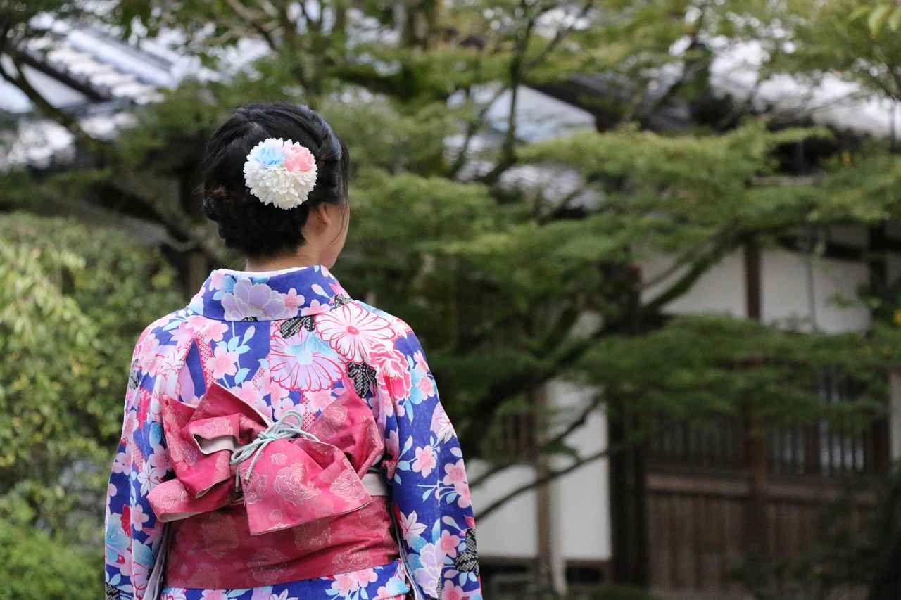 How to Incorporate a Silk Kimono into Your Wardrobe